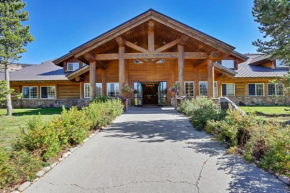 Headwaters Lodge & Cabins at Flagg Ranch